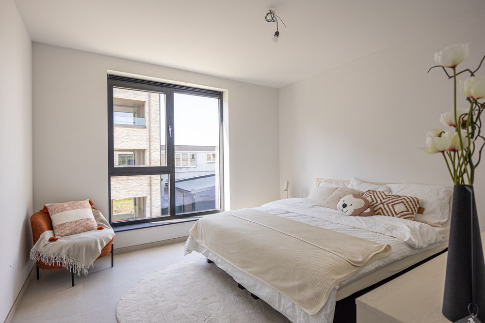 Lichtrijke slaapkamer in een opgeleverd appartement van Veertien
