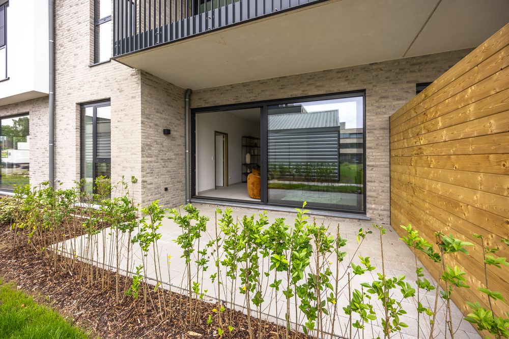 Terras en aangelegde tuin bij een opgeleverd gelijkvloers appartement
